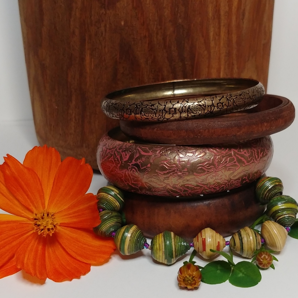 ✔5 piece set of boho wood and metal bracelets